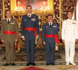 Don Felipe junto al jefe del Mando de Personal del Ejército, al almirante jefe de Personal de la Armada y al jefe del Mando de Personal del Ejército d